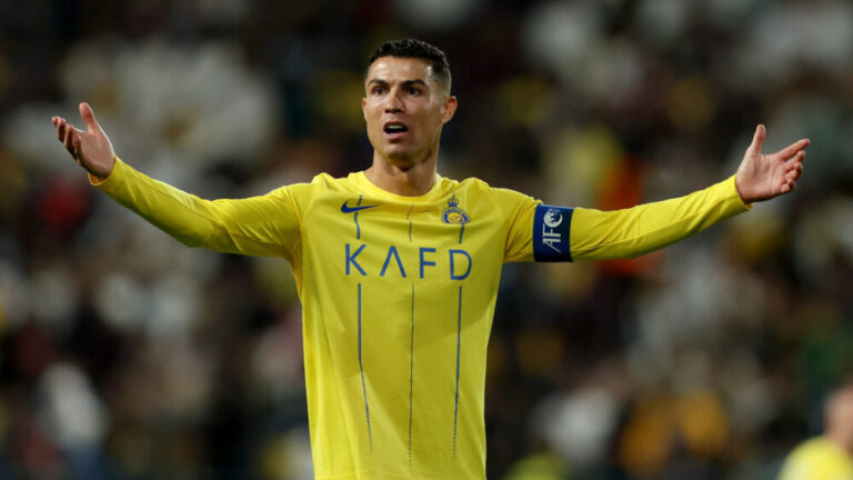 Kronikë/ Ronaldo del me karton të kuq, më pas “kër**ënon” arbitrin me grusht