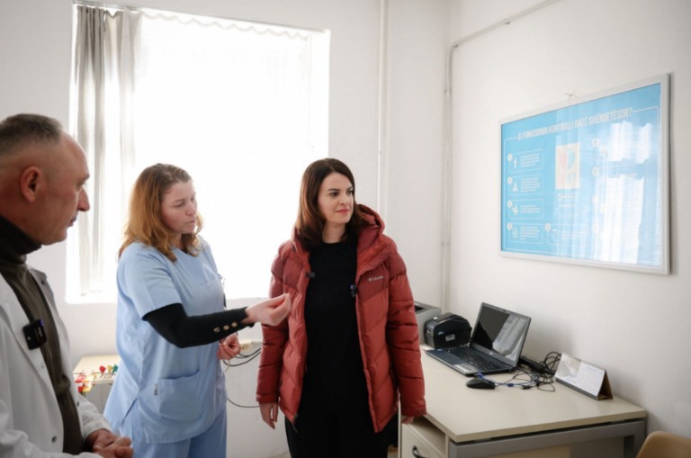 Ministrja Koçiu në qendrën shëndetësore 24-orëshe Fushë-Arrëz: Shërbim në banesë në çdo zonë të vendit