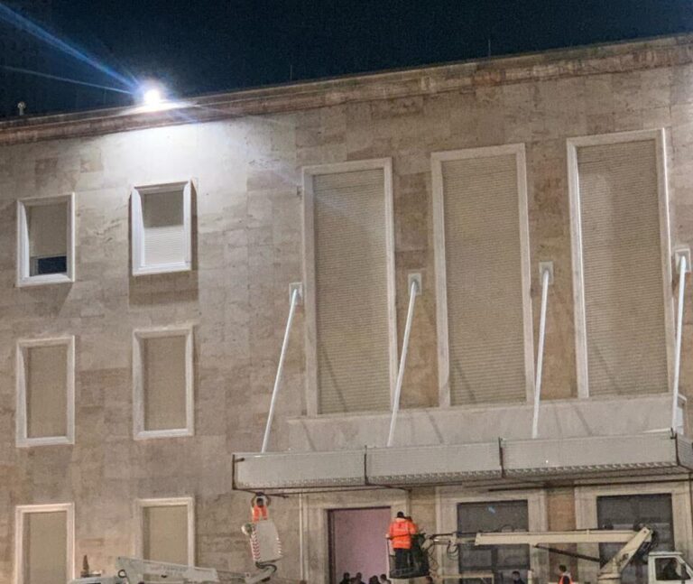 FOTO/ Nesër protesta, izolohet Kryeministria