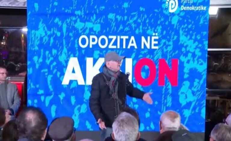 Aktori Malkaj poshtë banesës së Berishës: Të tradhtuan ministrat, që kur erdhën tek ty ishin me çorape të grisura
