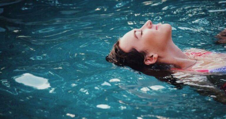 Noti në ujë të ftohtë mund të zvogëlojë simptomat e menopauzës