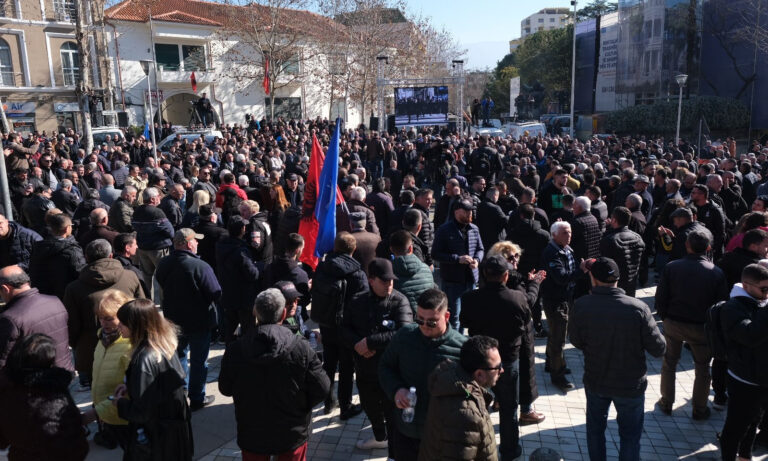 PD e Berishës protestë të hënën përpara dhe brenda Parlamentit
