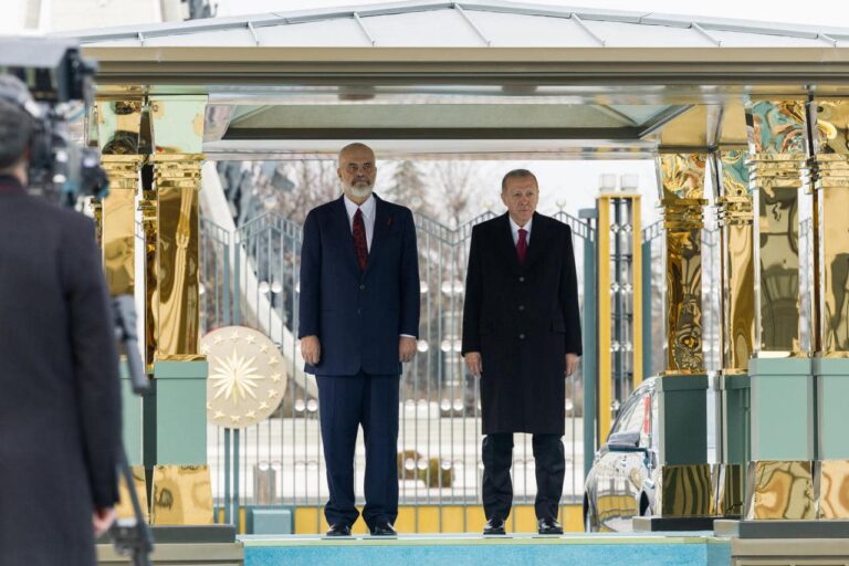 ”Nuk ka ftohtë ky? Është shqiptar si unë”, Erdogan heq shallin pas batutës së Ramës