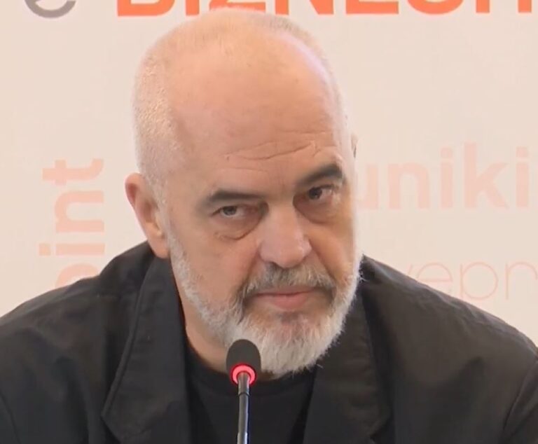 Rama mbledh në selinë rozë drejtuesit e qarqeve