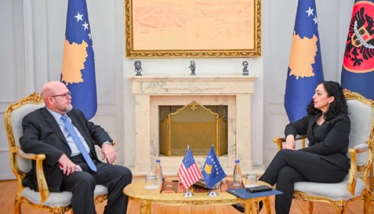 Presidentja Osmani dhe ambasadori Hovenier bisedojnë për dinarin serb