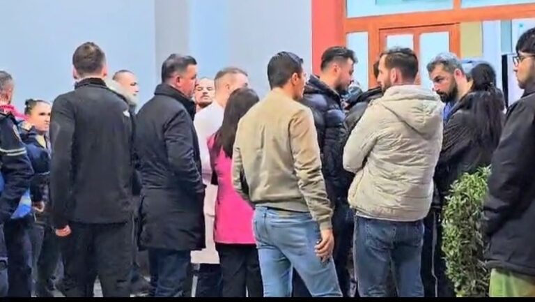 Deputeti Çela dhe punonjësi në sallën e operimit, ministrja Koçiu ndodhet në spitalin e Traumës