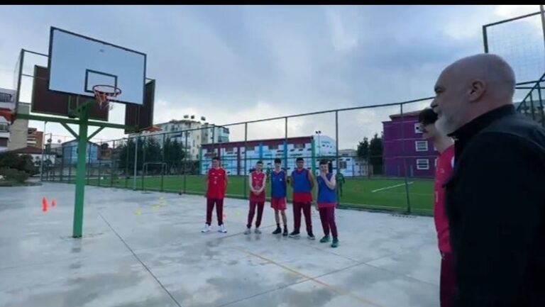 VIDEO/ Në prag të 7-Marsit, hapet shkolla ”Skënder Libohova”! Rama bën kosh në fushën e basketbollit