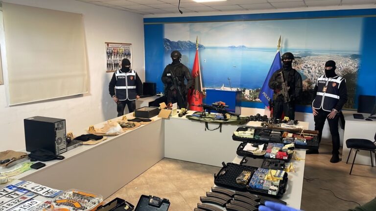 ”Supermarket i kr*mit”, nga kalla**nikovët te snajperi e maskat në Babicë të Vlorës