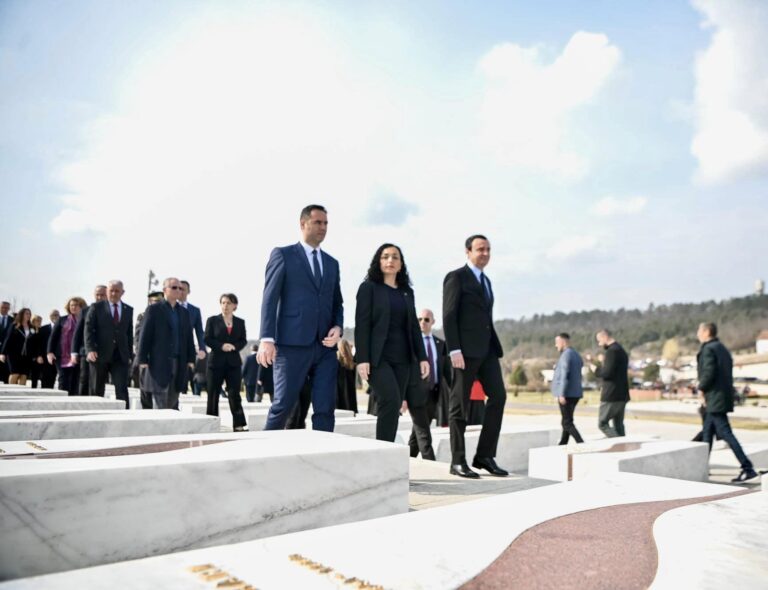 Dhimbje e krenari në Prekaz, politika nderon Jasharajt: Frymëzim për shqiptarët