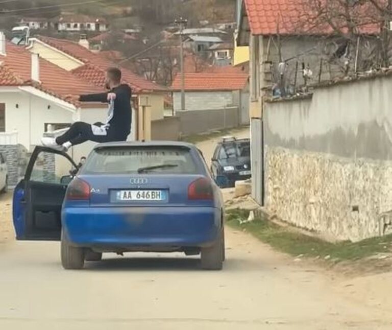 VIDEO/ Rinia e çme*ndur nga TikTok-u, 20-vjeçari i lë timonin pasagjerit dhe ngjitet mbi makinë