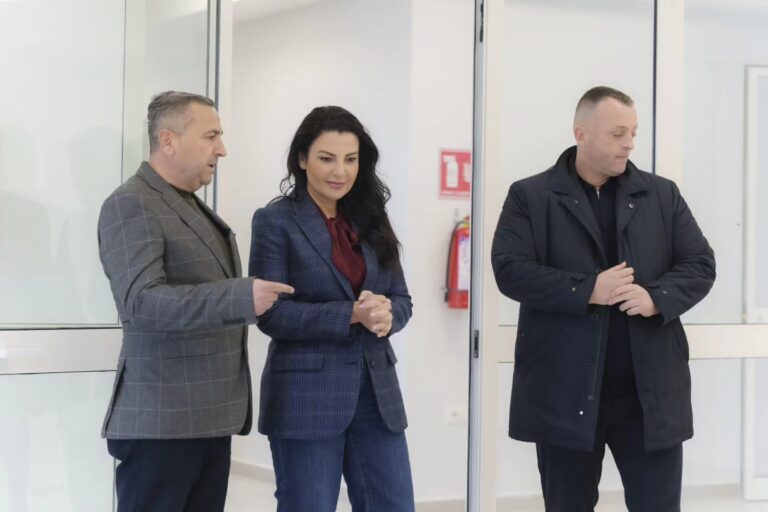 Moti i keq, zv/kryeministrja Balluku: Ndërprerje të energjisë në disa qarqe, skuadrat tona në terren