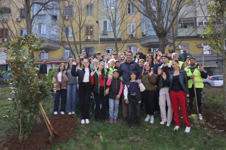 Nxënësit e shkollës “Besnik Sykja” dhe gazetarja Fjodora Fjora me djalin, mbjellin pemë buzë Lanës, Veliaj: Ftoj të gjithë qytetarët që të japin kontributin e tyre