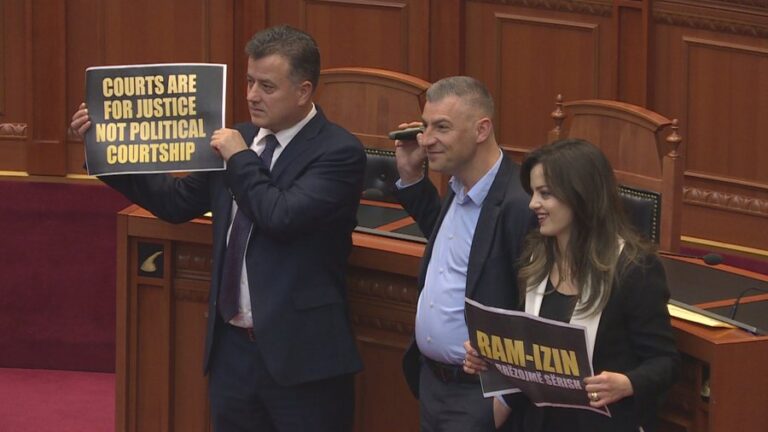 Kaosi në Kuvend, PS ”ndëshkon” tre deputetë të PD