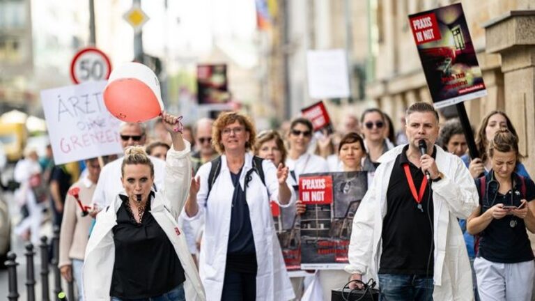Mjekët ”pushtojnë” rrugët, në protestë për rritjen e pagave