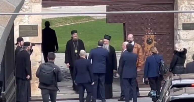 Kryeministri Kurti u ktheu pronat, Escobar shkon në Manastirin e Deçanit