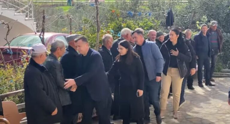 Përcillen në banesën e fundit babë e bir, ministri Balla shkon për ngushëllime në familjen Hoxha