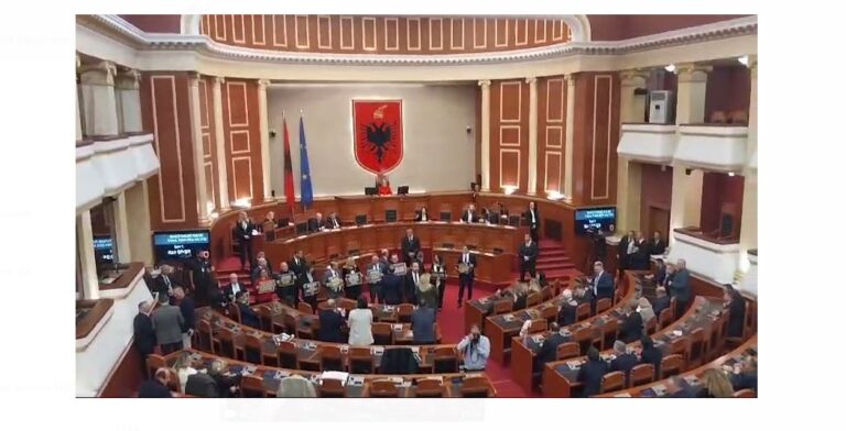 VIDEO/ Grupi i Berishës dhe Bardhit kaos në Kuvend, por jo PL dhe partitë e vogla. Seanca mbyllet për 7 minuta