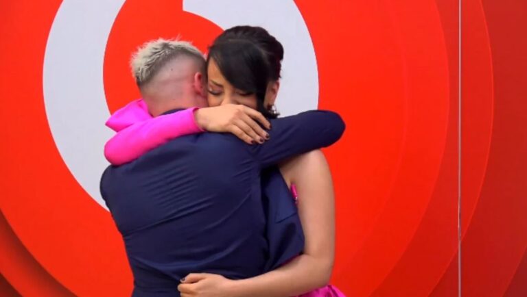 U përjashtua nga gara, Sara e përlotur përcillet nga Bardhi