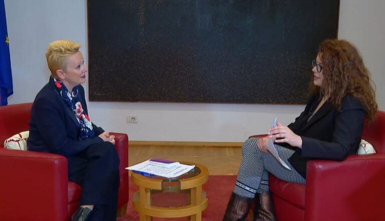 Betejat që duhet të fitojnë gratë, ambasadorja e Francës: Zonjat të përfaqësuara në politikë, por jashtë Tiranës është sfidë