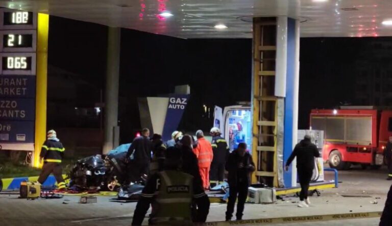 Makina me shpejtësi të lartë përplaset me karburantin, dy persona në gjendje kritike