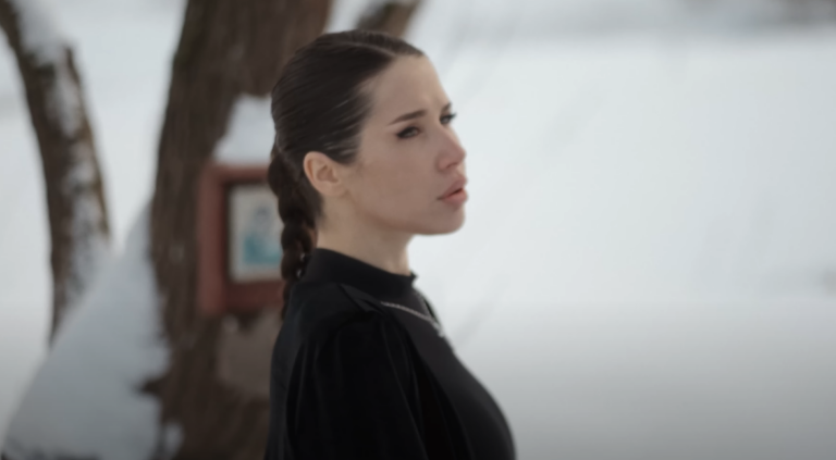 VIDEO/ ”Kur po lëndoheshe nuk të njihja”, artistja ruse këngë pro Ukrainës?