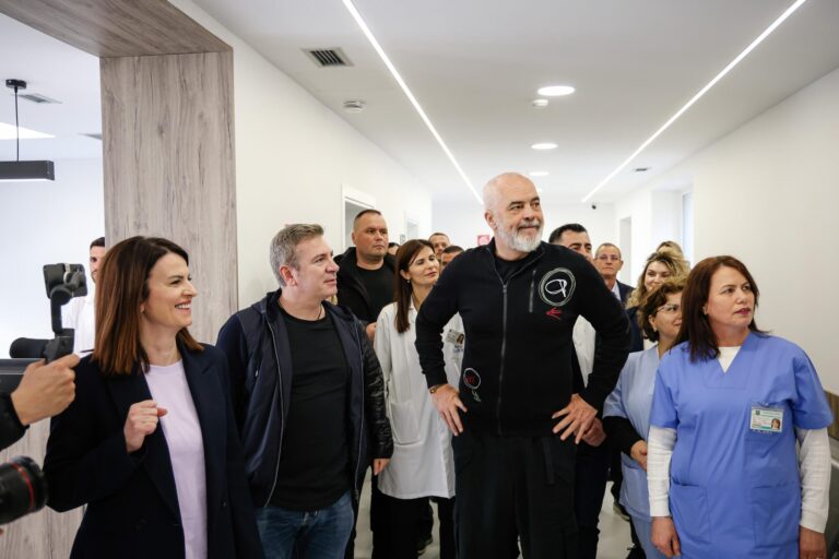 FOTO/ Rama dhe Koçiu në godinën e re të Poliklinikës së Specialiteteve në Elbasan: Do rrisim pagat e infermierëve