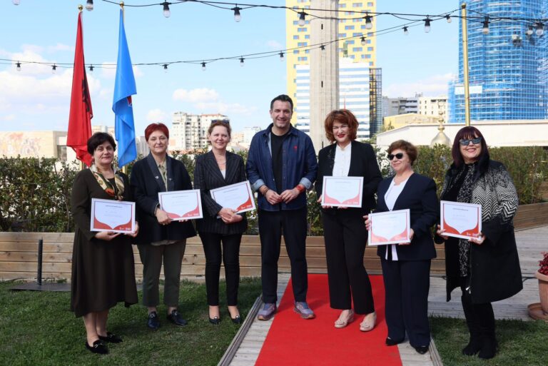 8 Marsi, Erion Veliaj nderon me certifikata mirënjohjeje punonjëset në prag pensioni