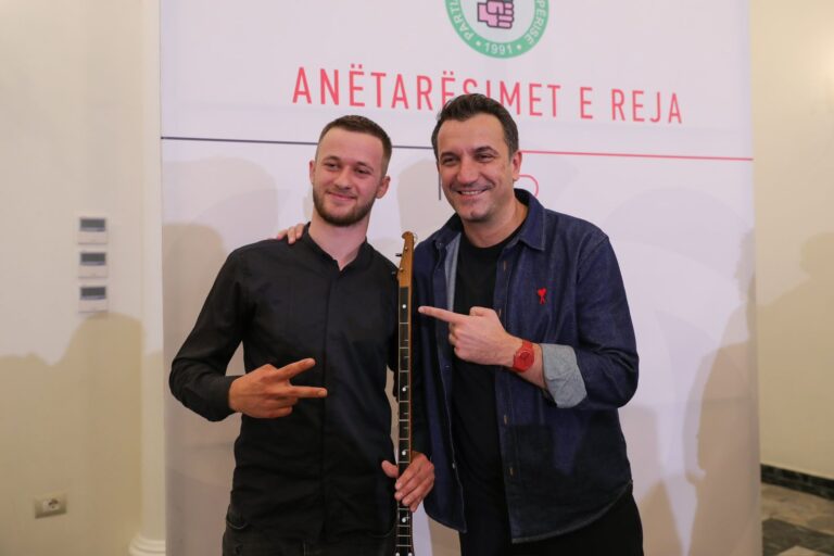 VIDEO/ I riu nga Vaqarri surprizon Erion Veliajn, këndon me çifteli