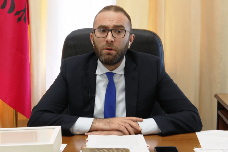 PS nuk çoi në Gjykatën Kushtetuese mandatin e Olta Xhaçës, Bardhi informon ndërkombëtarët: Dhunuan Kushtetutën