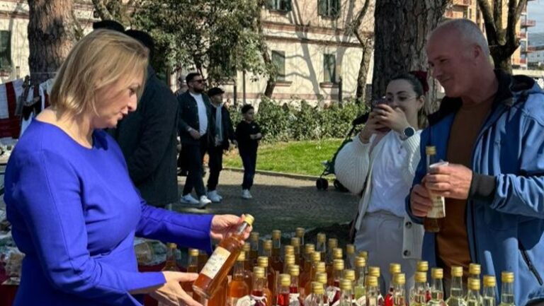 Dita e Verës, ministrja Denaj viziton panairin në bulevard: Krenare për produktet shqiptare