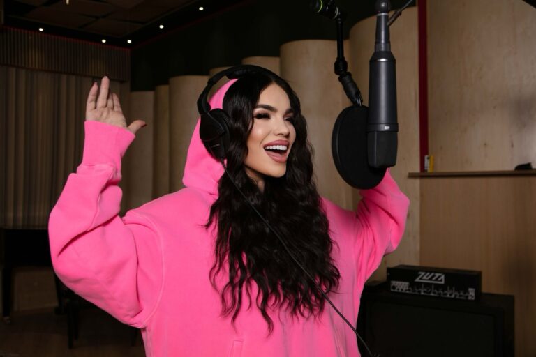FOTO/ ”Titan”, Besa Kokëdhima shkon në Eurovision me një ekip magjik