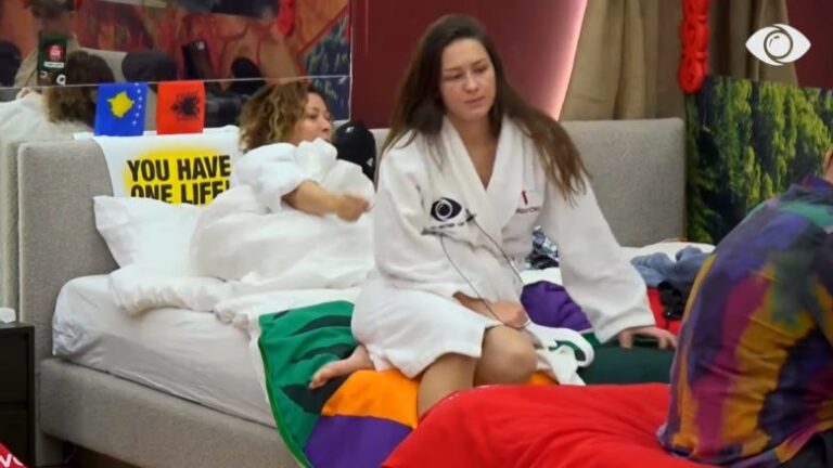 VIDEO/ ”Çohu se je e rëndë”! Françeska i ulet në krevat, por Egla e shtyn dhe e rrëzon