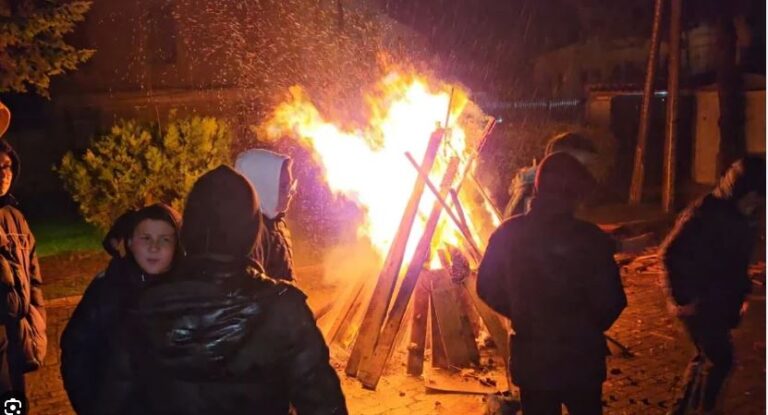 Në Korçë Dita e Verës festohet më 1 mars, ndizen zjarre për largimin e dimrit