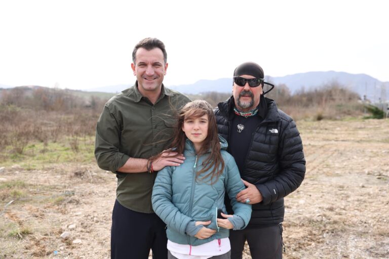 Alket Islami me vajzën e tij mbjellin pemë me Lali Erin