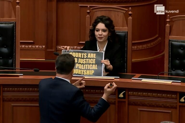 Fotolajm/ Noka i lë pankartën në tryezë, ja si reagon ministrja Elisa Spiropali