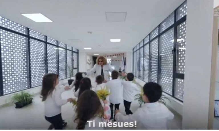 Rama uron 7 Marsin me “Himnin e mësuesit” (VIDEO)