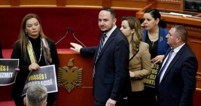 Ervin Salianji ironizon deputetët e PS-së: Jeni dele. Kokën poshtë, kartonin lart!