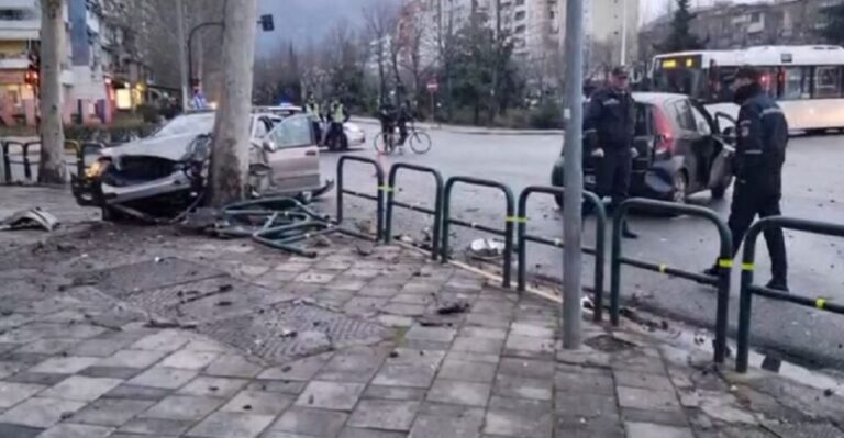 Aksident i rëndë në Tiranë, njëra prej makinave përfundon në trotuar