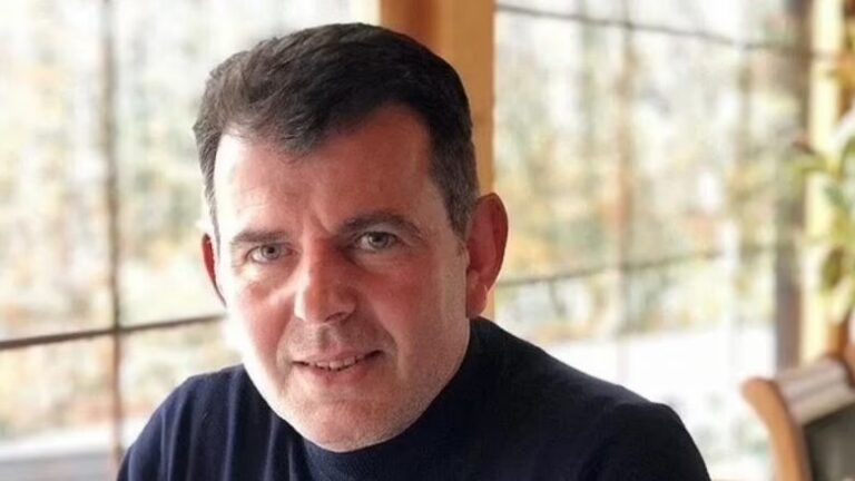 “Daily Mail” shkruan për kosovarin me nënshtetësi angleze që po mbahet në një burg ferri në Serbi