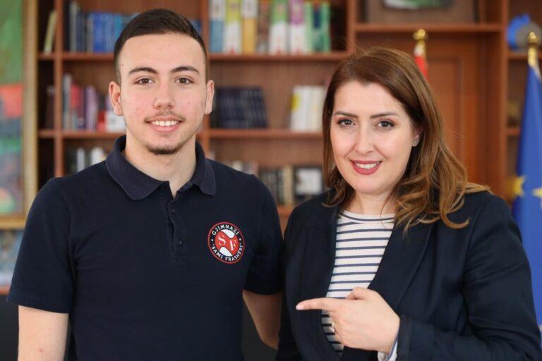 FOTO/ Ministrja Manastirliu: Gjimnazisti nga “Sami Frashërit”, platformë inovatore në ndihmë të nxënësve