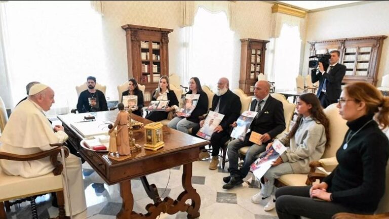 Papa pret në Vatikan familjarët e 5 pengjeve izraelitë