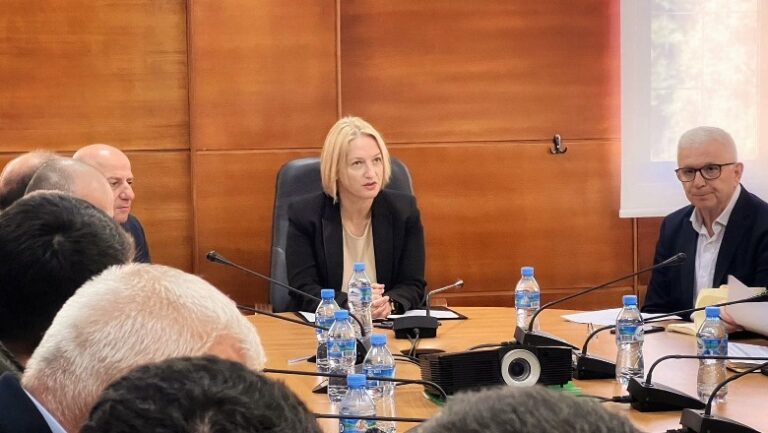 Qumështi lum në rrugë, ministrja Denaj takon blegtorët: Respektimi i marrëdhënieve kontraktuale, siguron paketë mbështetëse më efikase