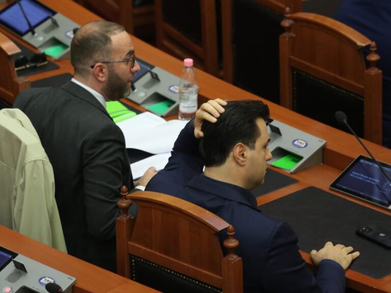 Basha nuk e do Bardhin afër, kërkesë Parlamentit: Të ndryshojë vend