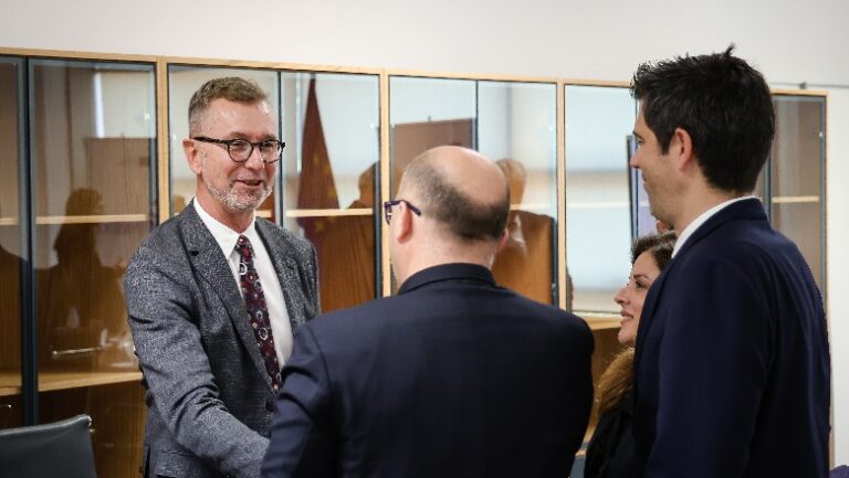 Ambasadori i BE-së: Mbështesim institucionet e reja të drejtësisë, çelësi për çrrënjosjen e korrupsionit