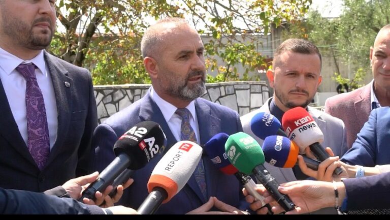 Lirohen 780 të dënuar, ministri Manja nga burgu i Rrogozhinës: Merruni veç me punë të ndershme