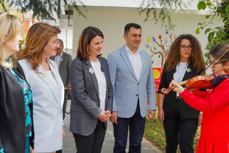 Ministrja Koçiu në Qendrën e Autizmit në Elbasan: Rritje e pagave me 35% për profesionistët e shërbimeve sociale dhe rehabilituese