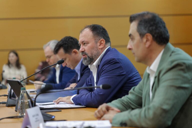 Ministri Mazniku me kryebashkiakët: Task force për menaxhimin e sezonit turistik
