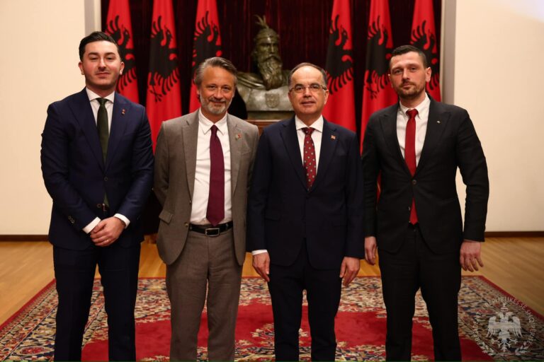 Presidenti Begaj pret delegacionin suedez, bisedon me dy politikanët e rinj shqiptarë: Arritjet e tyre janë shembuj frymëzimi