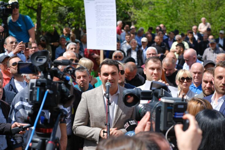 Këlliçi: Nuk tërhiqemi deri në largimin e Veliajt nga bashkia e Tiranës. Shihemi në protestën e radhës