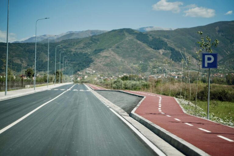FOTO/ Shëtitorja buzë Shkumbinit, Rama: Automotoparku do të sjellë ndjekësit e “Formula Uno”